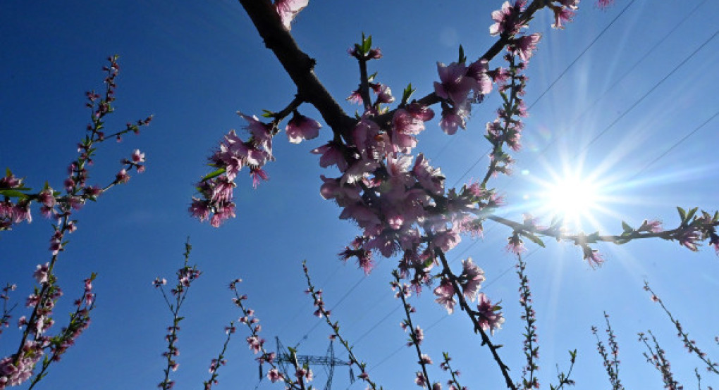 Καιρός: Ανεβαίνει σήμερα η θερμοκρασία, επιμένουν οι ισχυροί άνεμοι