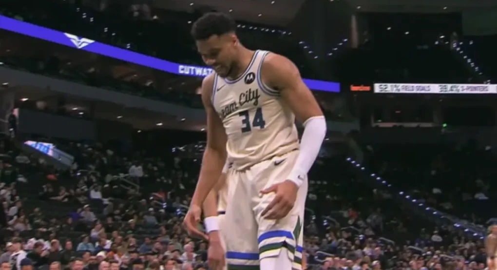 Γιάννης Αντετοκούνμπο: Εκνευρισμένος από τη νέα ήττα των Μπακς - Πέταξε τη μπάλα στη μπασκέτα και δέχθηκε τεχνική ποινή