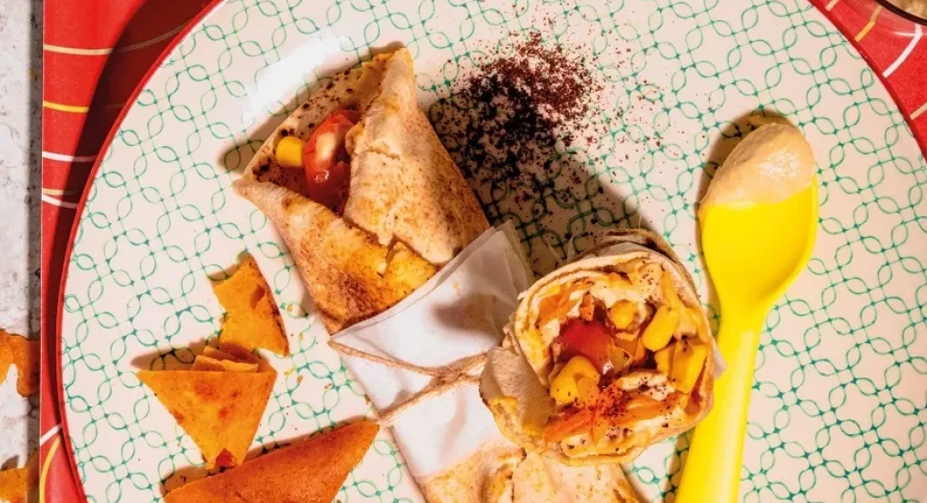 Σάντουιτς για τη Σαρακοστή: Αραβική πίτα με χούμους, ψητές πιπεριές, καρότο και καλαμπόκι