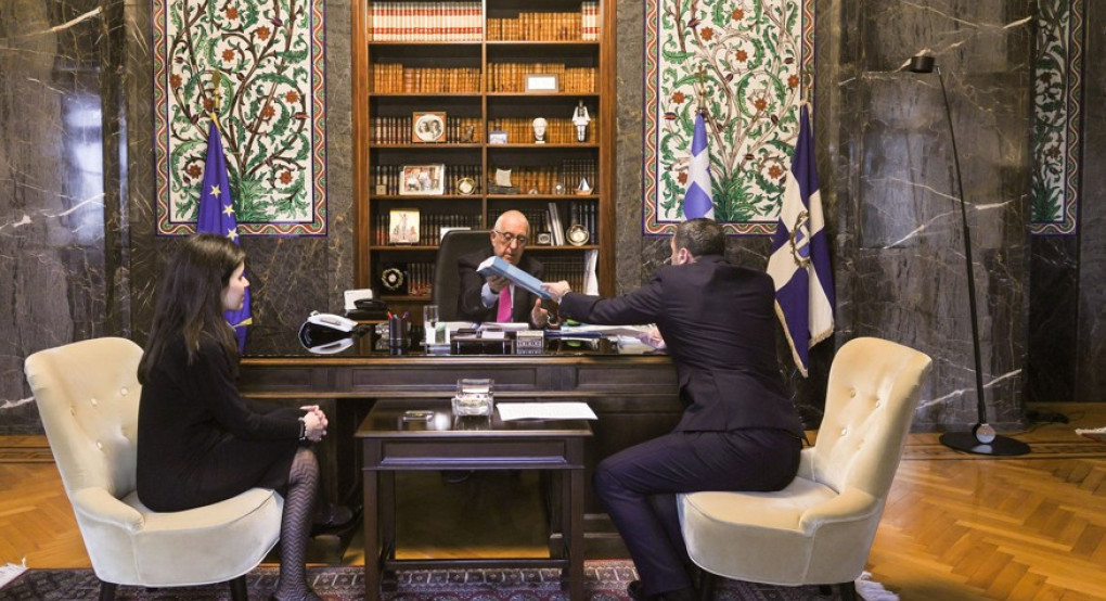 Παράδοση του Πορίσματος της Εξεταστικής για τον ΟΠΕΚΕΠΕ στον Πρόεδρο της Βουλής