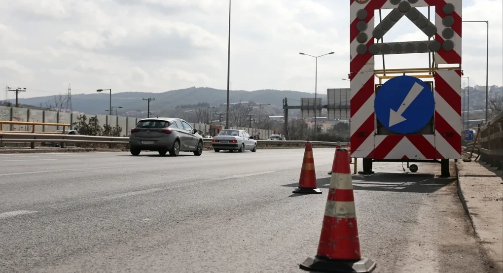 Εργασίες τοποθέτησης στηθαίων ασφαλείας στην Περιφερειακή Οδό Θεσσαλονίκης από την ΠΚΜ