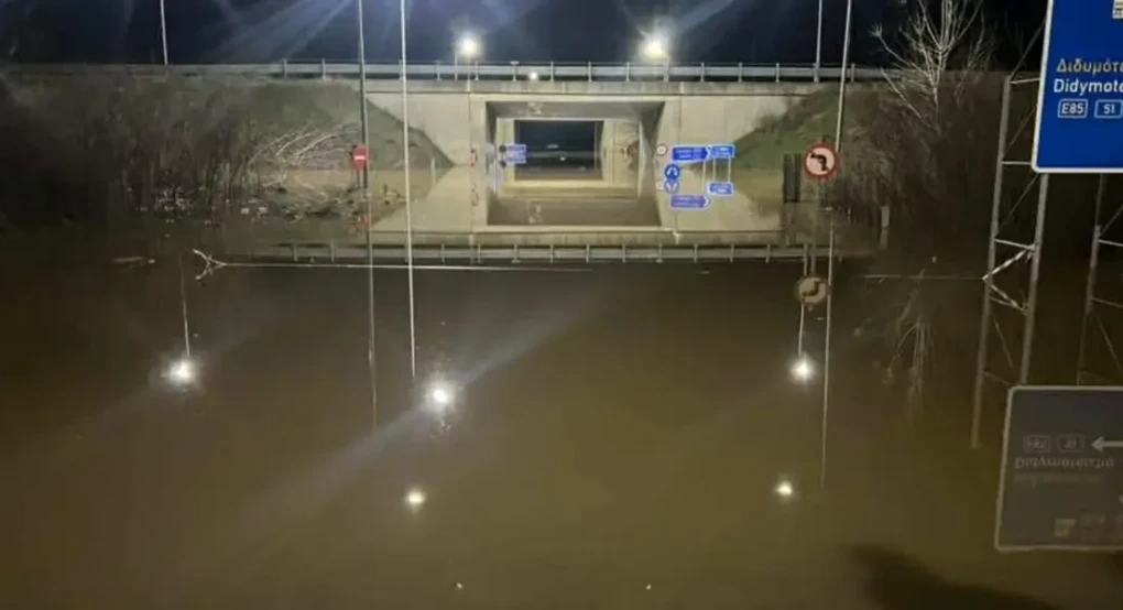 Σε red code ο Έβρος: Μήνυμα από το 112, πλημμυρισμένες εκτάσεις και κλειστοί δρόμοι - Εικόνες βιβλικής καταστροφής