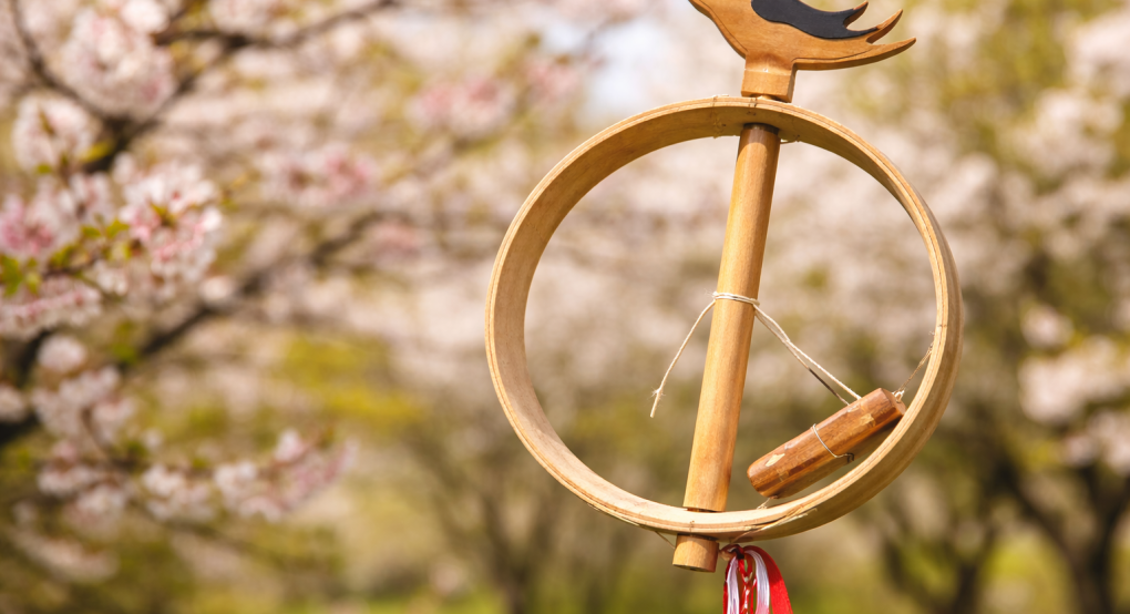 Ήρθε, ήρθε Χελιδόνα! και το βραχιολάκι του Μαρτίου: Το παλιό ελληνικό έθιμο που αντέχει στον χρόνο