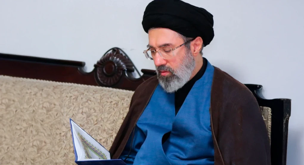 Το μήνυμα που στέλνει το Ιράν με τον Μοτζτάμπα Χαμενεΐ: «Η δύναμη πίσω από τα ράσα», ενισχύεται η κυριαρχία των σκληροπυρηνικών