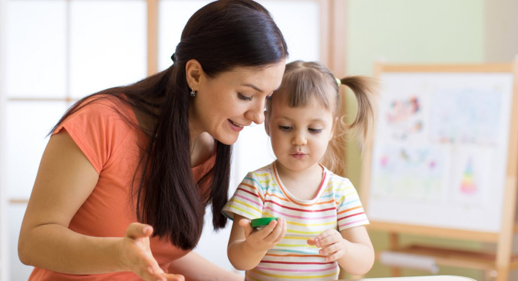 «Νταντάδες της Γειτονιάς»: Επίδομα έως 500 ευρώ τον μήνα για τη φροντίδα παιδιών -Η Έλενα Ράπτη εξηγεί πώς θα λειτουργεί