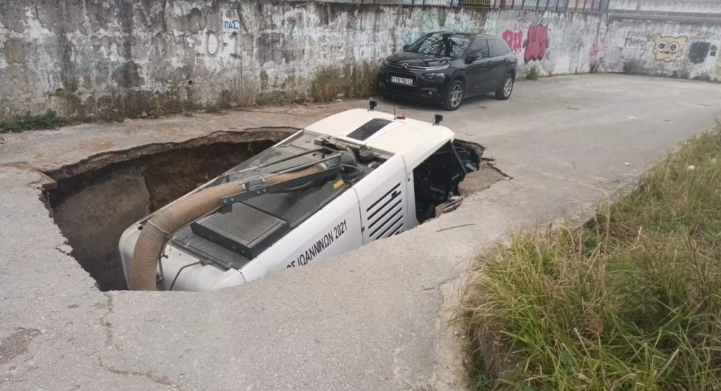 Ιωάννινα: Μεγάλη καθίζηση «κατάπιε» όχημα καθαριότητας του δήμου