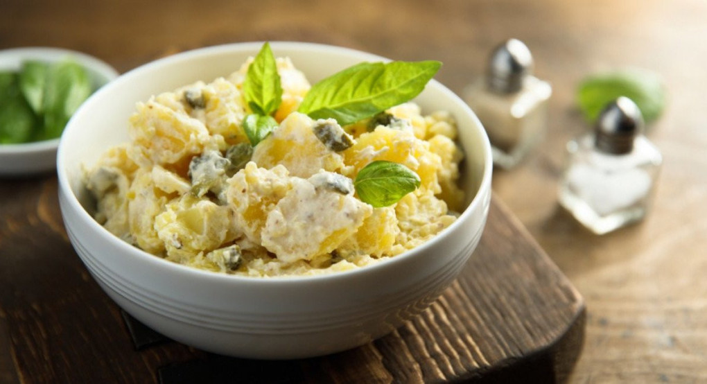 Συνταγή για νηστίσιμη πατατοσαλάτα -Βελούδινη και χορταστική, χωρίς αυγά και μαγιονέζα