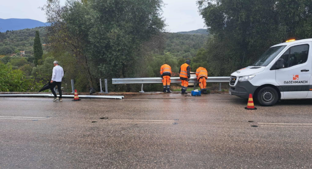 Εργασίες τοποθέτησης στηθαίων ασφαλείας στην Εθνική Οδό 2  Θεσσαλονίκης- Έδεσσας