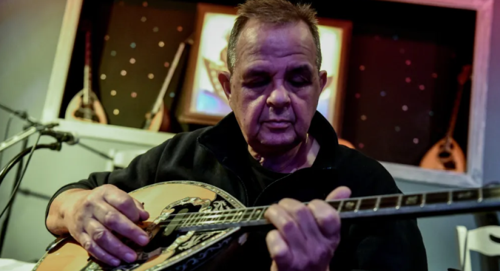 Διαψεύδει την ανακοίνωση του ΠΑΣΟΚ ο συνθέτης Βαγγέλης Κορακάκης: «Είμαι από την Καισαριανή και είμαι ΚΚΕ»