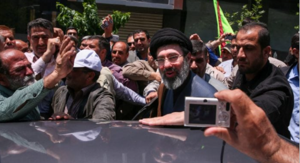 «Απειλές, αλαζονεία, λεονταρισμοί»: Κρυφά μηνύματα και αναπάντητα ερωτήματα στο διάγγελμα του Μοτζτάμπα Χαμενεΐ