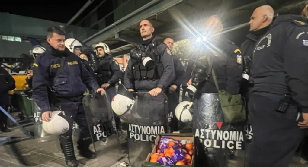 Η αστυνομία έβαλε «μπλόκο» στους αγρότες στην Agrotica, αλλά εκείνοι τους κέρασαν... πορτοκάλια [βίντεο]