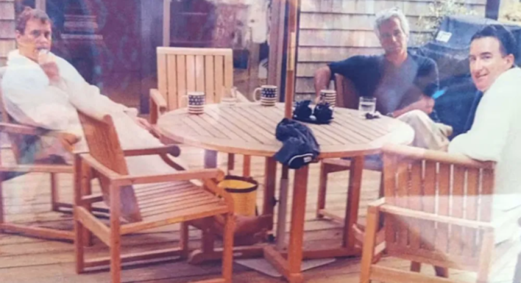 Έπστιν, Μάντελσον και Άντριου: Για πρώτη φορά μαζί, σε φωτογραφία που δόθηκε στη δημοσιότητα