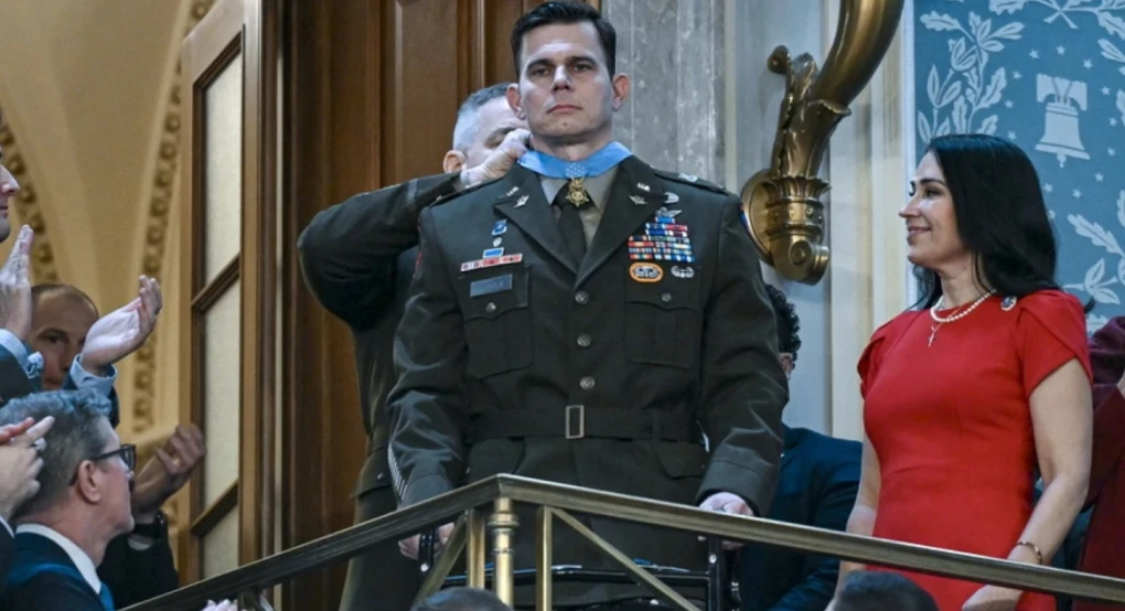 Ο Τραμπ τίμησε πιλότο που τραυματίστηκε στην επιχείρηση κατά Μαδούρο: «Δέχτηκε τέσσερις πυροβολισμούς που διέλυσαν το πόδι του»