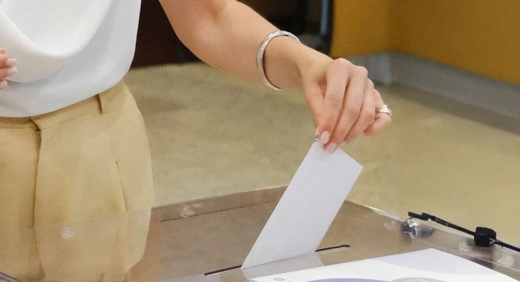 Εκτίναξη 2,5 μονάδων για ΝΔ, το 85,4% ανησυχεί από τη σύρραξη στο Ιράν και το 56,6% «βλέπει» τρίτη θητεία Μητσοτάκη