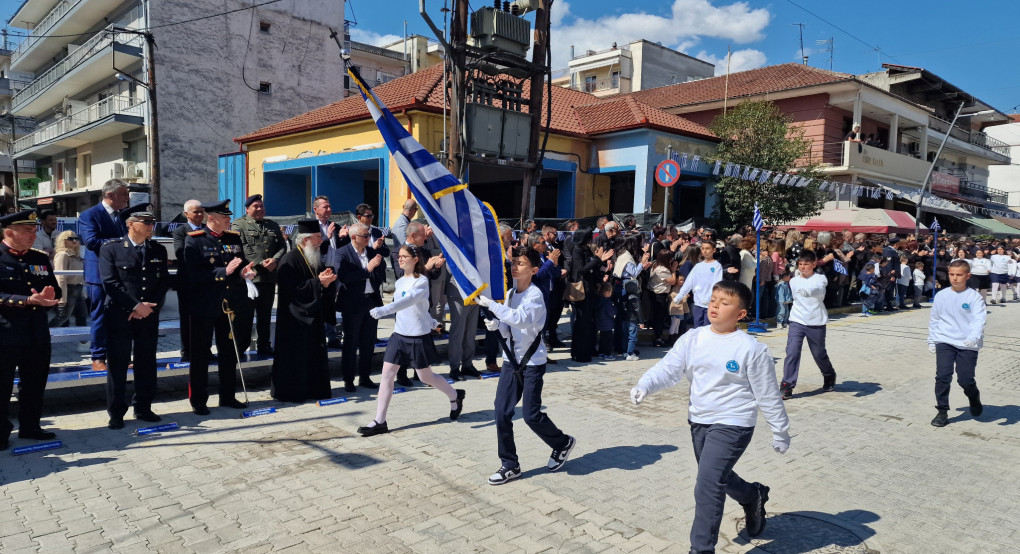 Μαζική συμμετοχή και σύμμαχος ο καιρός στην επιμνημόσυνη δέηση και τη μαθητική παρέλαση στην Αριδαία