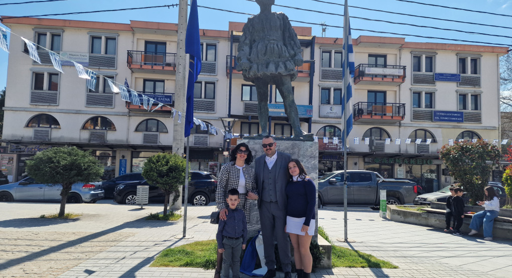 Ο Ανέστης Δοβλέτης στην παρέλαση της 25ης Μαρτίου στην Αριδαία με την οικογένειά του