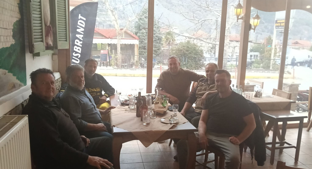 «Γεύμα με νόημα στο Λουτράκι: Μπάτσης – Πασόης και τα σενάρια για την επόμενη μέρα στον Δήμο Αλμωπίας»