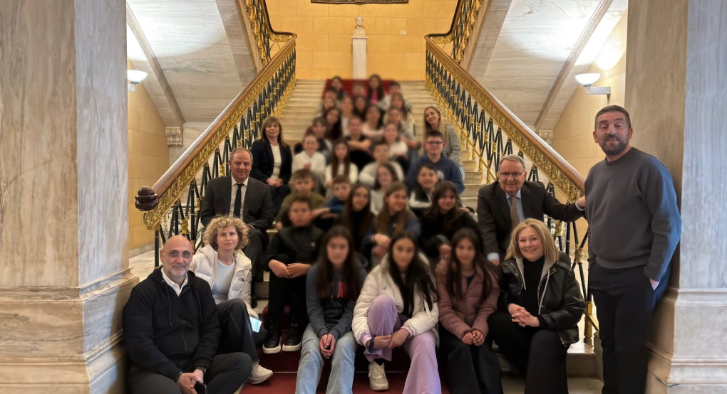 Στη Βουλή μαθητές από την Έδεσσα – Μήνυμα αισιοδοξίας από τον Διονύση Σταμενίτη