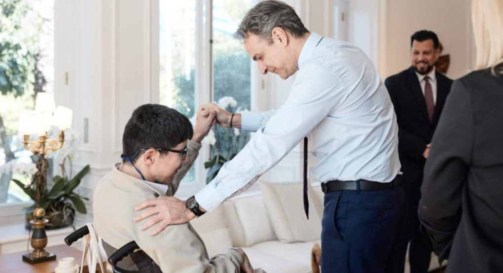 Μητσοτάκης: Προτεραιότητα στα Ειδικά Σχολεία - Συναντήθηκε με μαθητή από την Ηλιούπολη που του είχε στείλει επιστολή