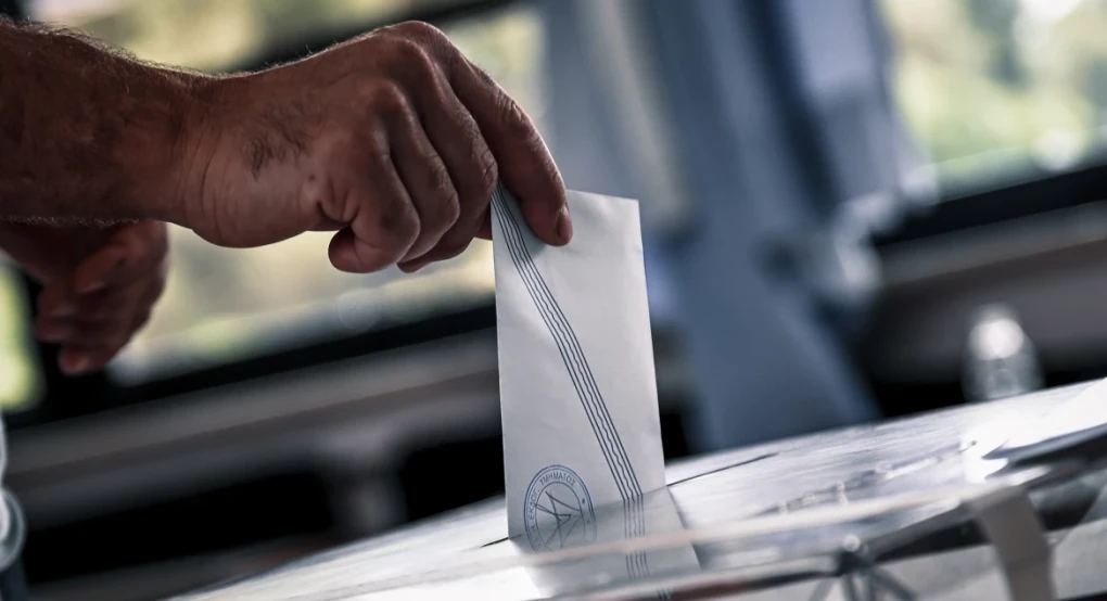 Δημοσκόπηση MRB: Το ΠΑΣΟΚ αιμορραγεί προς ΝΔ, από πού αντλεί ψήφους η Καρυστιανού, τι λένε οι πολίτες για κόμμα Τσίπρα, αυτοδυναμία ΝΔ