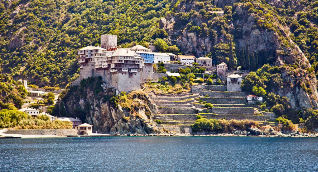 Άγιο Όρος: Μίνι λεωφορείο έπεσε στη θάλασσα στο λιμάνι της Δάφνης