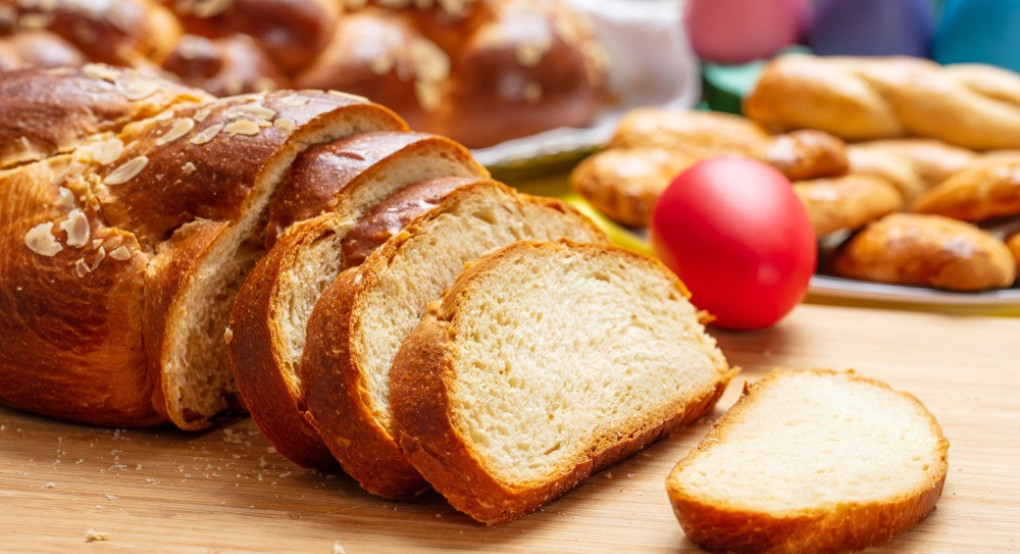 Πασχαλινά ζυμώματα: Τα μυστικά για μυρωδάτα τσουρέκια και τραγανά κουλουράκια