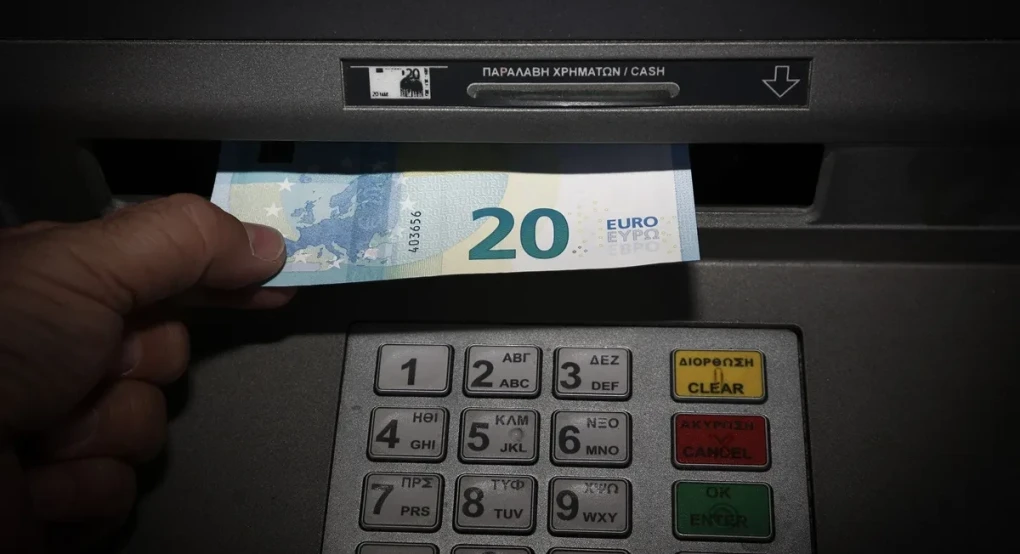 Θεσσαλονίκη: Αετονύχης στηνόταν στα ΑΤΜ και ξάφριζε λογαριασμούς ανυποψίαστων πολιτών με τη μέθοδο της απασχόλησης – 10.000 ευρώ η λεία του