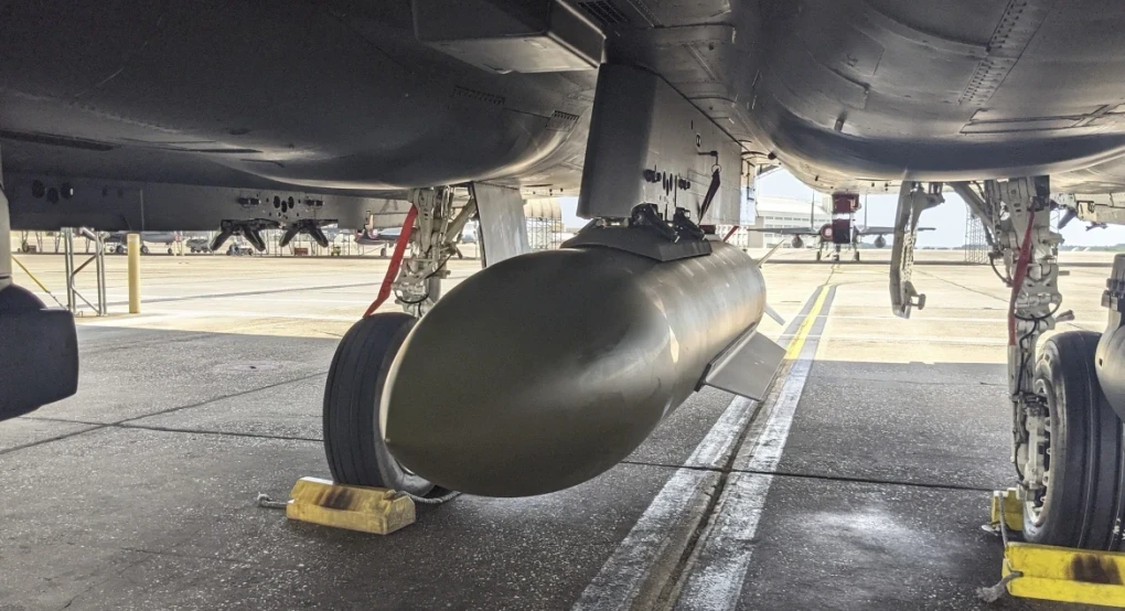 Οι Αμερικανοί χτύπησαν με διατρητικές βόμβες 2,5 τόνων ιρανικές βάσεις στα Στενά του Ορμούζ: Τι είναι η βόμβα GBU-72 Advanced 5K Penetrator