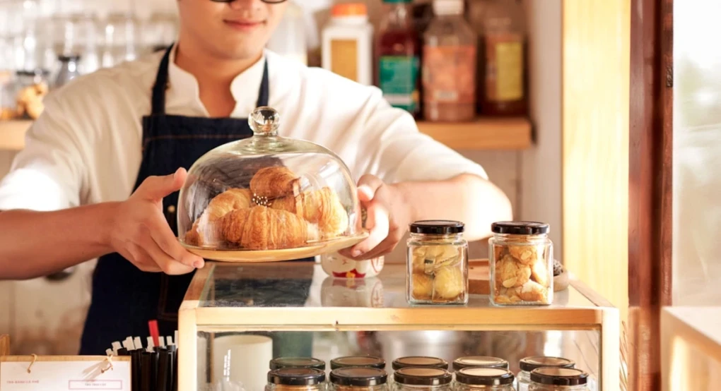 Με αυξήσεις 12% στους μισθούς η νέα κλαδική σύμβαση για 500.000 εργαζομένους σε εστιατόρια, μπαρ, καφετέριες, δείτε παραδείγματα