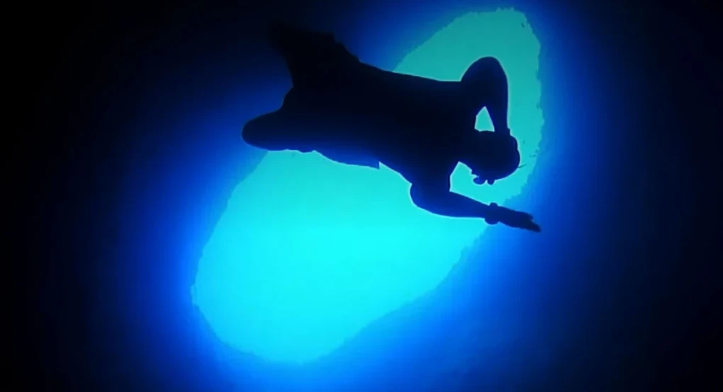 «Το ρεύμα τον ρούφηξε μέσα στην τρύπα, πάλευε 40 λεπτά να σωθεί» λέει ο φίλος του 34χρονου που βούτηξαν μαζί στο Πηγάδι του Διαβόλου