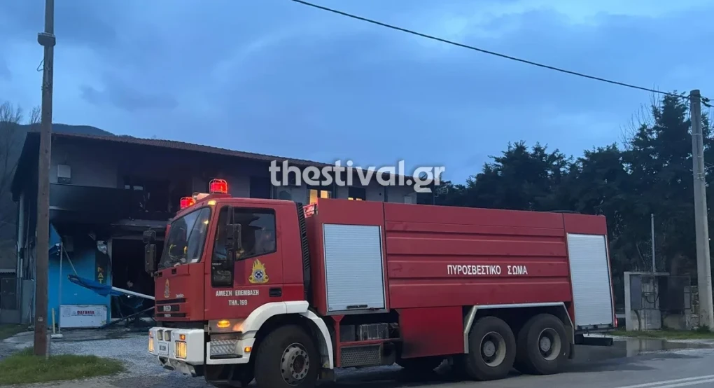 Θεσσαλονίκη: Από έκρηξη προκλήθηκε η φωτιά σε κατάστημα στον Σταυρό – “Έμοιαζαν με βόμβες μολότοφ”