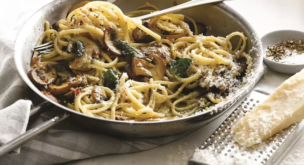 Λιγκουίνι με μανιτάρια, σκόρδο και φασκόμηλο