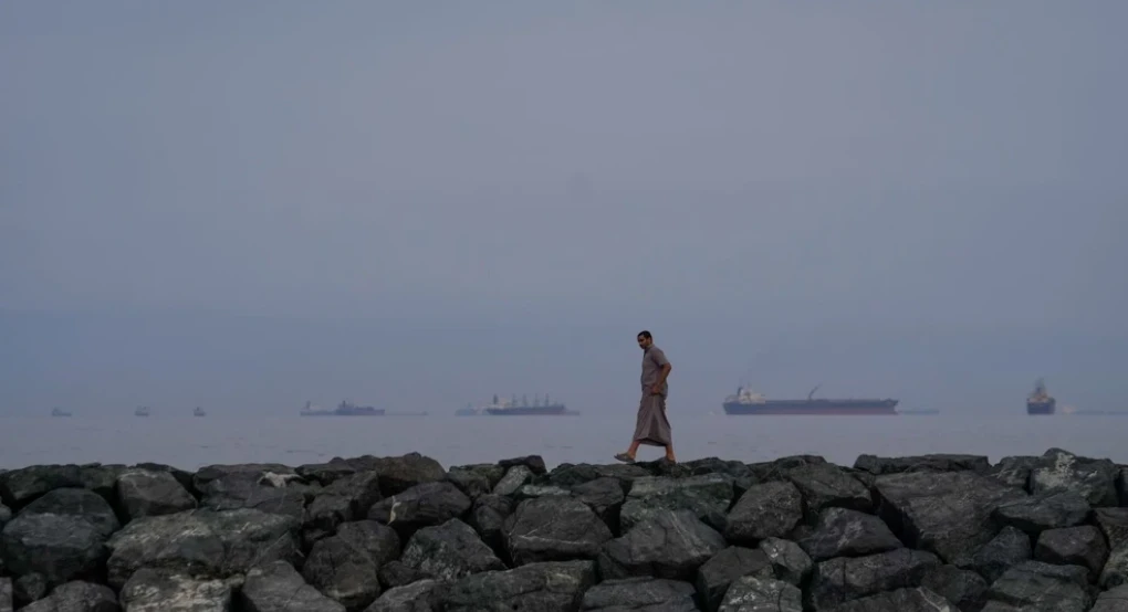 Δεξαμενόπλοιο του Κουβέιτ γεμάτο πετρέλαιο χτυπήθηκε ανοιχτά του Ντουμπάι, μία μέρα μετά τις απειλές Τραμπ κατά του Ιράν