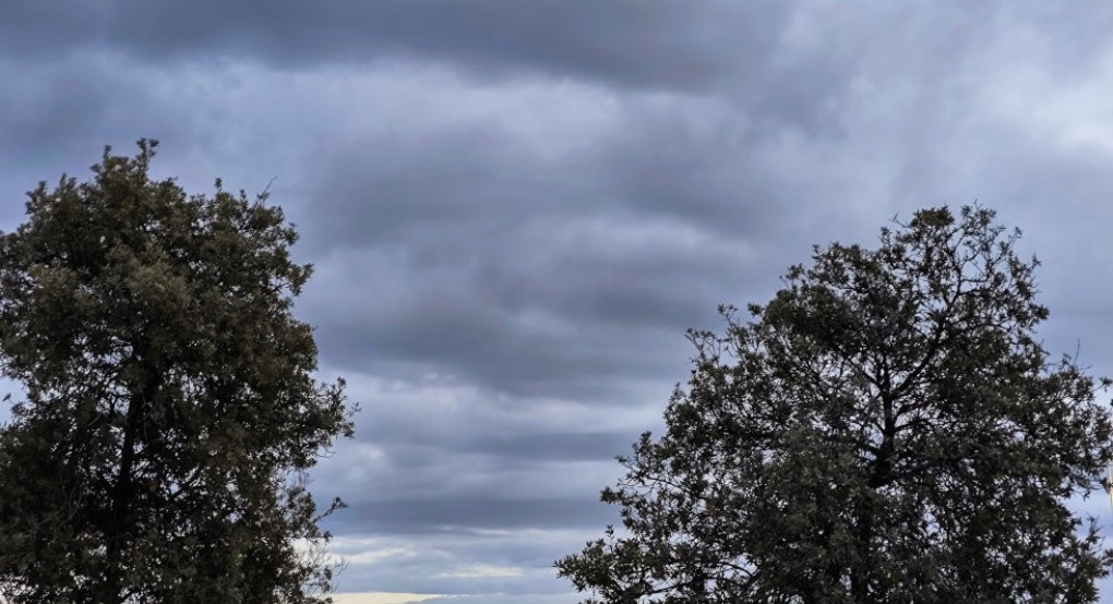 Ο καιρός την Παρασκευή (3/4): Νεφώσεις με τοπικές βροχές μετά το μεσημέρι