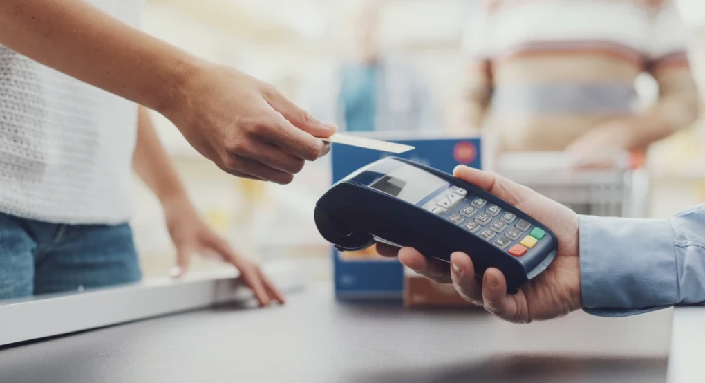 Νέος νόμος Θεοδωρικάκου: Πλαφόν στις χρεώσεις των τραπεζών σε κάρτες και καταναλωτικά