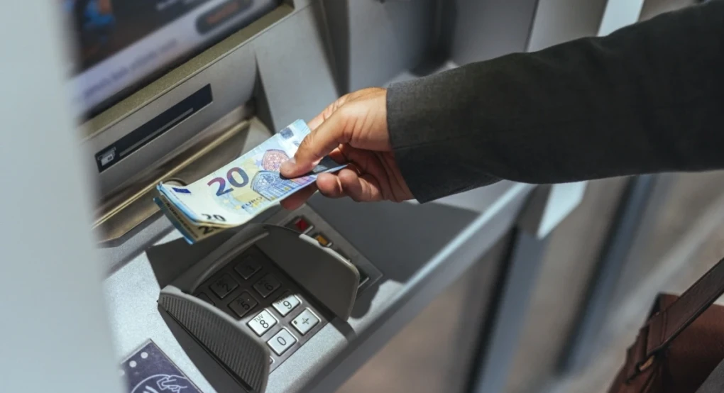 Νέος κατώτατος μισθός: Tα καθαρά ποσά, τα δώρα και οι τριετίες για τον άγαμο και τον έγγαμο μισθωτό, δείτε πίνακες