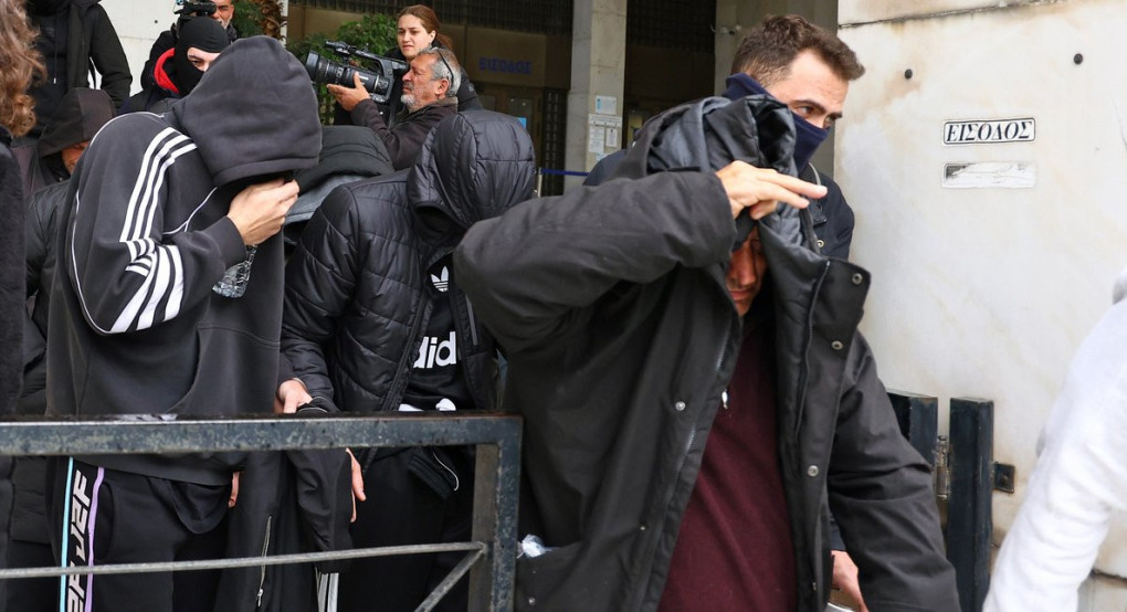 Στην Ευελπίδων οι 22 συλληφθέντες για το κύκλωμα με τις εικονικές εταιρείες