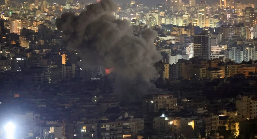 Ο Τραμπ «παγώνει» τα πλήγματα σε υποδομές-κλειδιά του Ιράν και μιλά για επαφές, fake news λέει η Τεχεράνη και σφυροκοπά το Ισραήλ