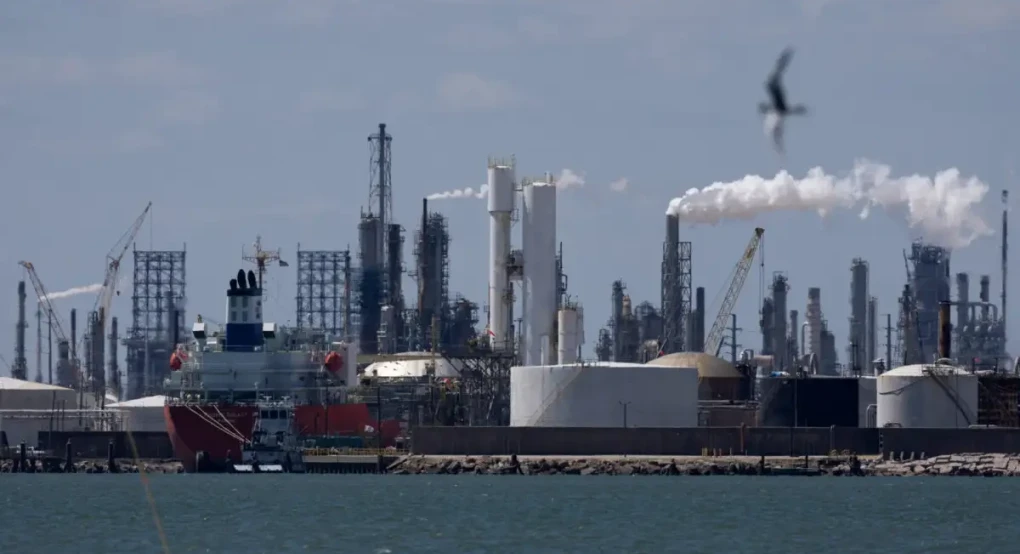 Νέο άλμα κάνει το πετρέλαιο, στα 110 δολάρια το Brent και διψήφια άνοδος για το αμερικανικό WTI