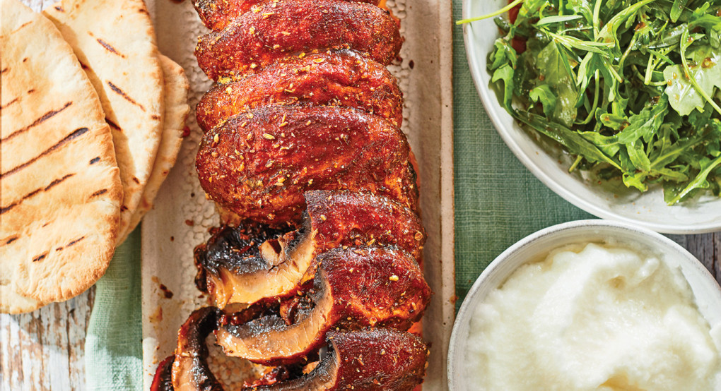 Σουβλάκι µανιταριών shawarma με σκορδάτη σάλτσα