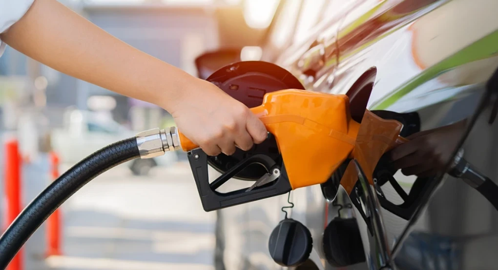 Fuel Pass: Τα πέντε βήματα για να πάρουν την ενίσχυση οι δικαιούχοι, τα εισοδηματικά κριτήρια και η επιδότηση ανά περιοχή