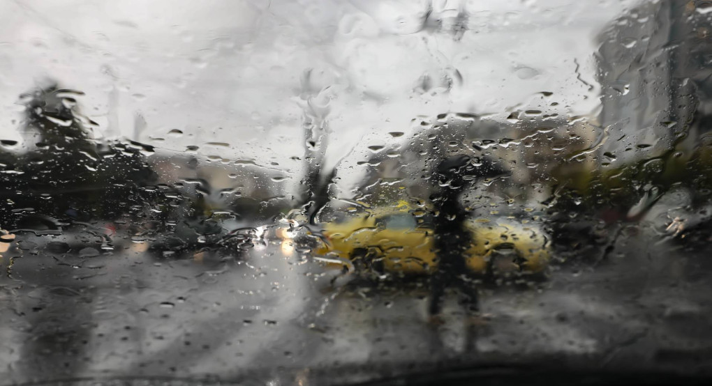 Επιδείνωση του καιρού σήμερα με βροχές, καταιγίδες και χιόνια στα ορεινά