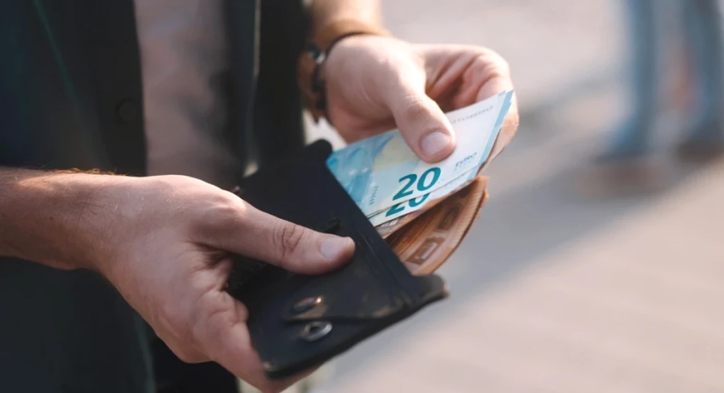 Επίδομα ανεργίας: Πώς αλλάζει ο τρόπος υπολογισμού του, η σύνδεση με τον μισθό και τα ένσημα