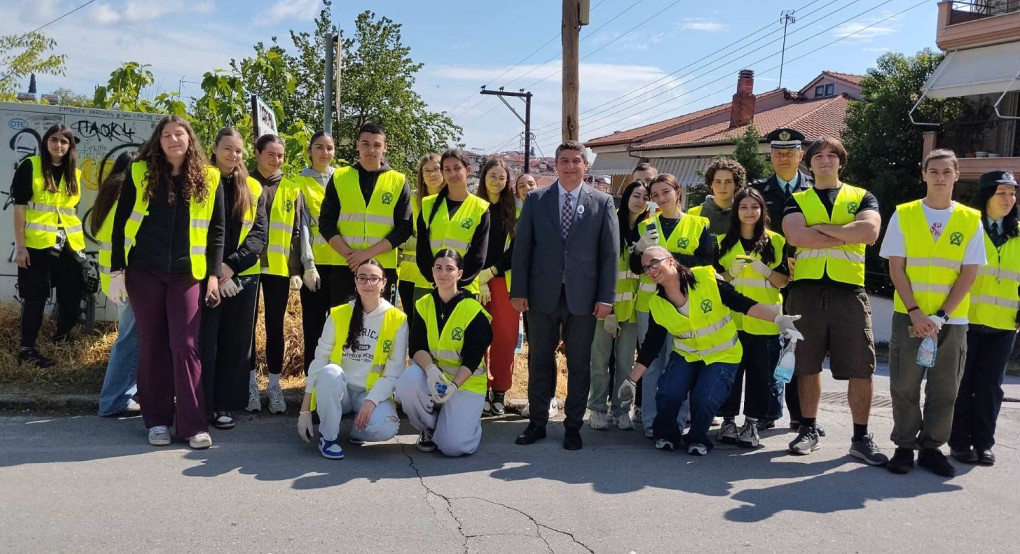 Μαθητές του 3ου ΓΕΛ Γιαννιτσών: Μια σπουδαία εθελοντική δράση καθαρισμού πινακίδων που δίνει το παράδειγμα