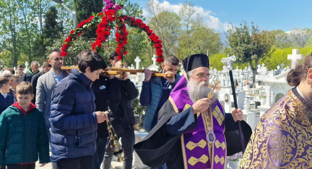 Με κατάνυξη η Περιφορά του Επιταφίου στα Κοιμητήρια Αριδαίας από τον Επίσκοπο Αλμωπίας Στέφανο
