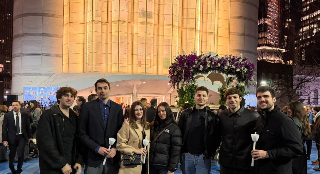 Κατανυκτική ατμόσφαιρα στη Νέα Υόρκη – Ο Επιτάφιος από τον Αρχιεπίσκοπο Ελπιδοφόρο και η παρουσία του Κώστα Σαμαρά