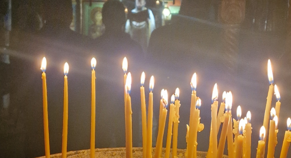 Με λαμπρότητα η Πρώτη Ανάσταση στην Ιερά Μονή Αρχαγγέλου Μιχαήλ Αλμωπίας – Πλήθος πιστών στο ιστορικό προσκύνημα