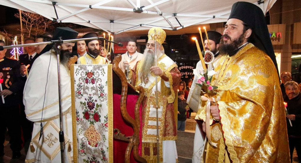 Ανάσταση με λαμπρότητα στην Έδεσσα – Πλήθος πιστών στην Πλατεία Ελευθερίας