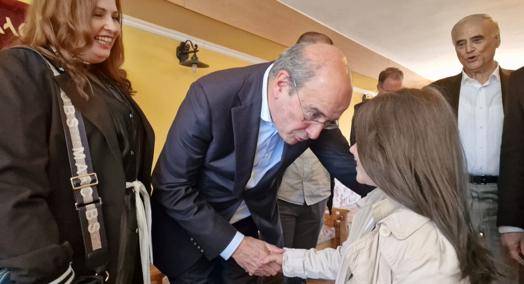 Συγκινητική στιγμή στους Προμάχους – Η μικρή Ειρήνη ευχαρίστησε τον Κωστή Χατζηδακη για το Νηπιαγωγείο