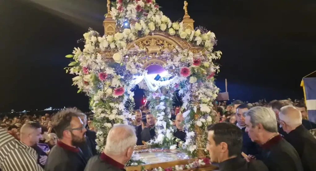 Τι ώρα βγαίνει ο Επιτάφιος σήμερα (10/4), πότε είναι η περιφορά του για τη Μεγάλη Παρασκευή